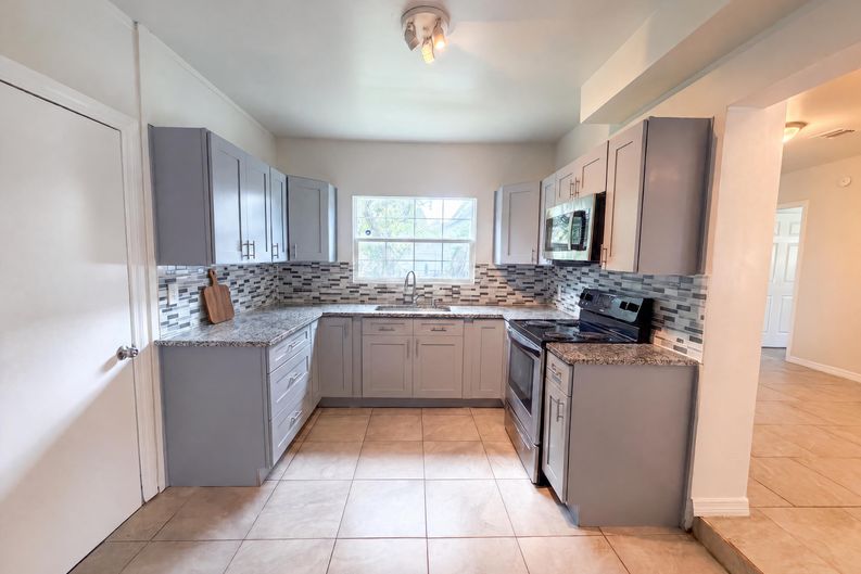 Photo 3 of 17 of 7117 N 50th St, Tampa, FL