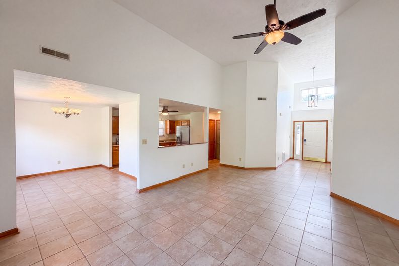 Photo 6 of 19 of 10048 Ironway Dr, Indianapolis, IN
