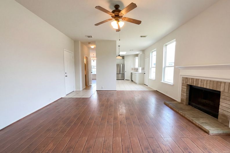 Photo 13 of 22 of 11919 Leaf Oak Dr, Houston, TX
