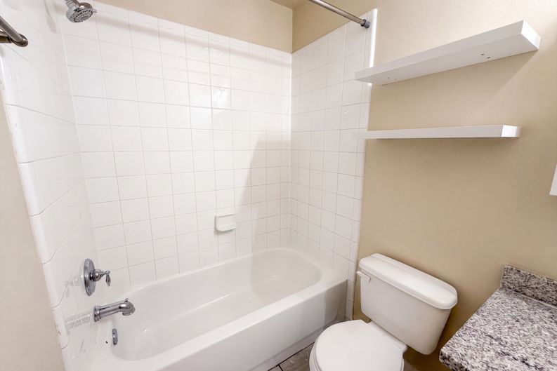 Photo 18 of 28 of 10250 Rolleston Ln, Houston, TX