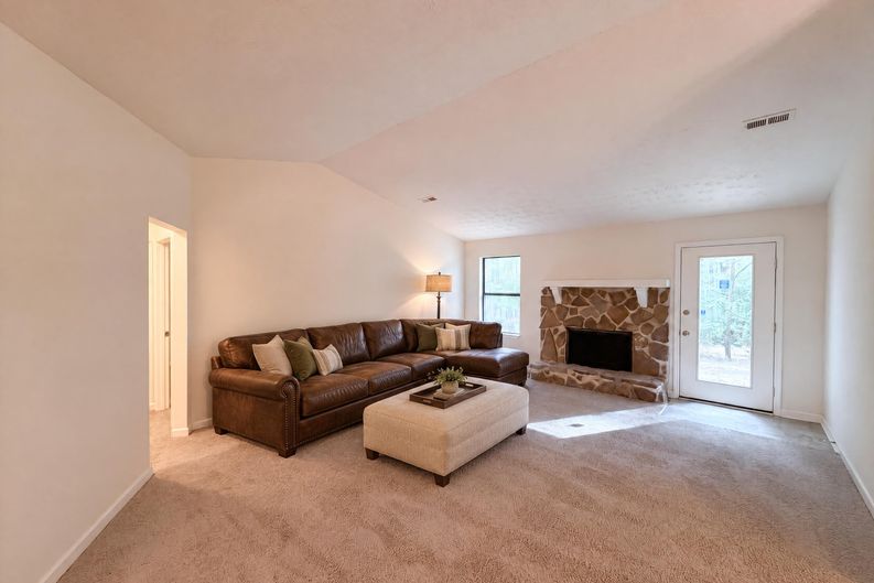 Photo 3 of 20 of 670 Marsh Ct, Jonesboro, GA