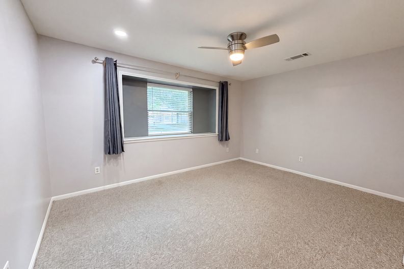 Photo 11 of 20 of 10327 Sweetwood Dr, Houston, TX