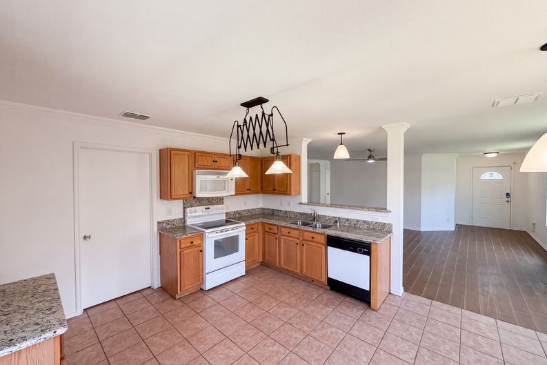 Photo 6 of 18 of 6200 St James Pl, Denton, TX