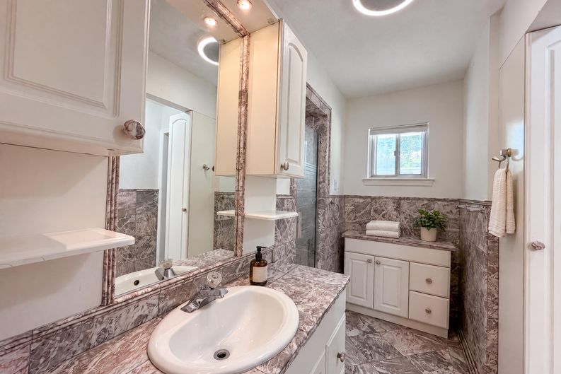 Photo 21 of 24 of 725 Ridgecrest Dr, Irving, TX