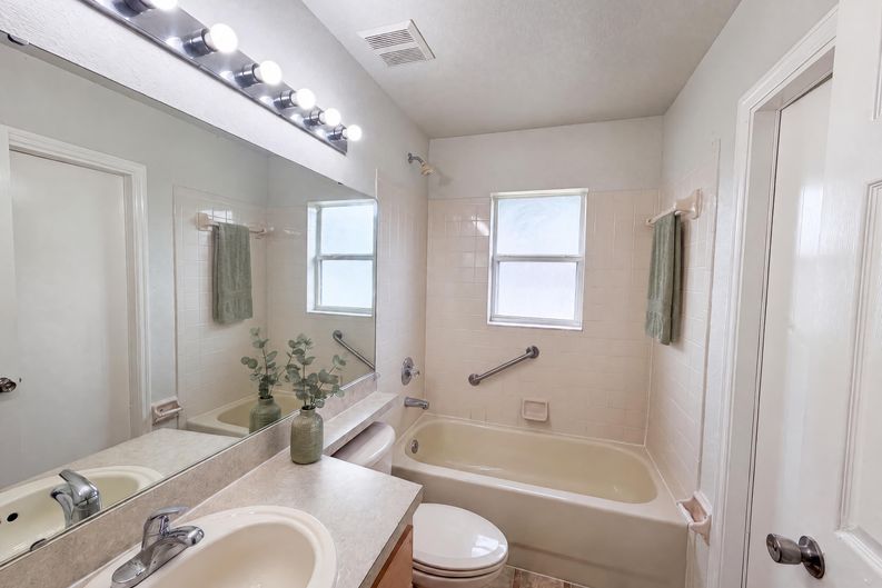 Photo 14 of 19 of 1038 Highland Crest Cir, Lake Wales, FL