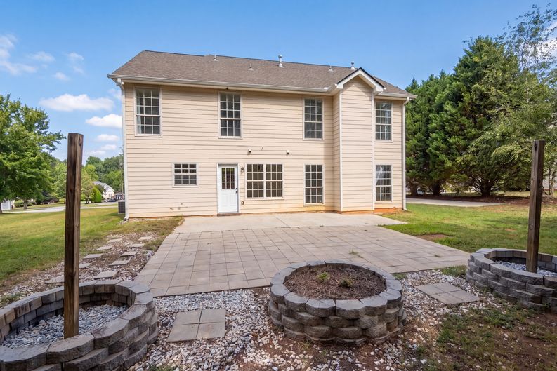 Photo 5 of 25 of 1668 Bennett Dr, McDonough, GA