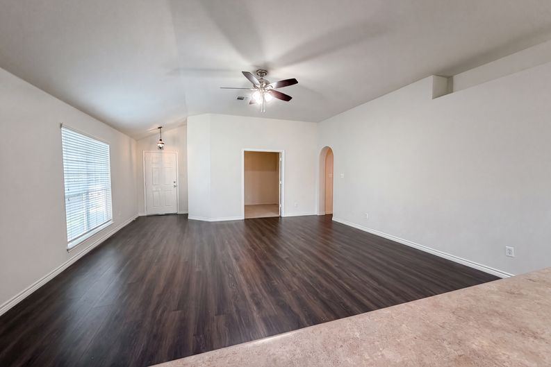 Photo 9 of 21 of 109 Eagle Dr, Luling, TX
