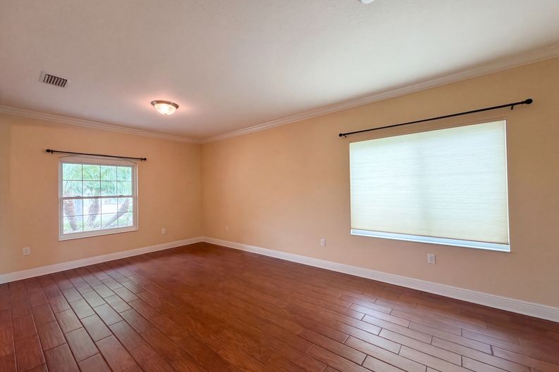 Photo 8 of 24 of 1121 Thornbury Dr, Parrish, FL