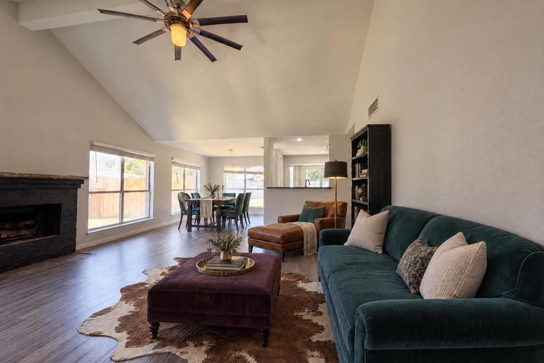 Photo 3 of 19 of 2831 Red Oak Dr, Grand Prairie, TX