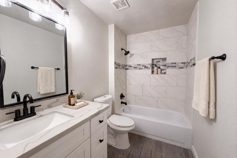 Photo 11 of 25 of 4519 S Ridgewalk Dr, Houston, TX