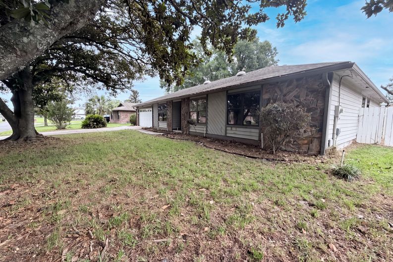 Photo 15 of 17 of 2441 Longwood St, Orange Park, FL