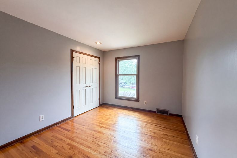 Photo 4 of 27 of 6916 N Overland Dr, Kansas City, MO