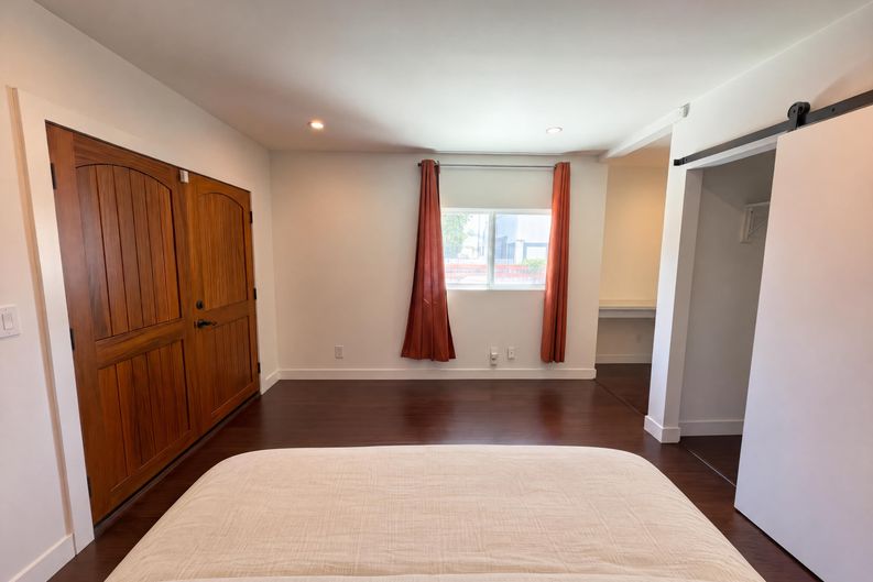 Photo 9 of 29 of 1110 Queen Anne Pl, Los Angeles, CA
