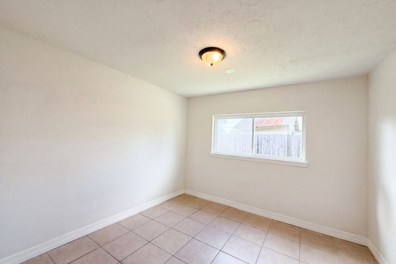 Photo 12 of 17 of 703 Midland Ct, Houston, TX