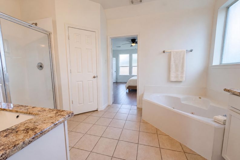 Photo 11 of 43 of 7618 Crescent Lake Ct, Rosenberg, TX