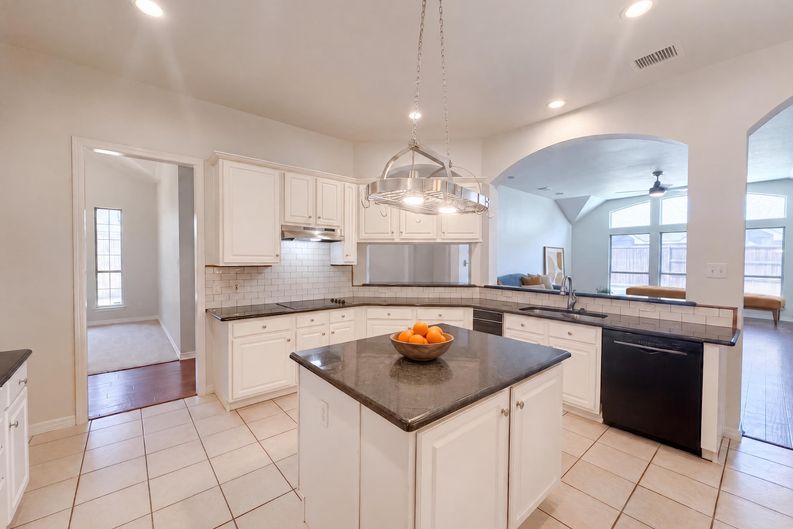 Photo 8 of 30 of 6 Cimarron Ct, Roanoke, TX