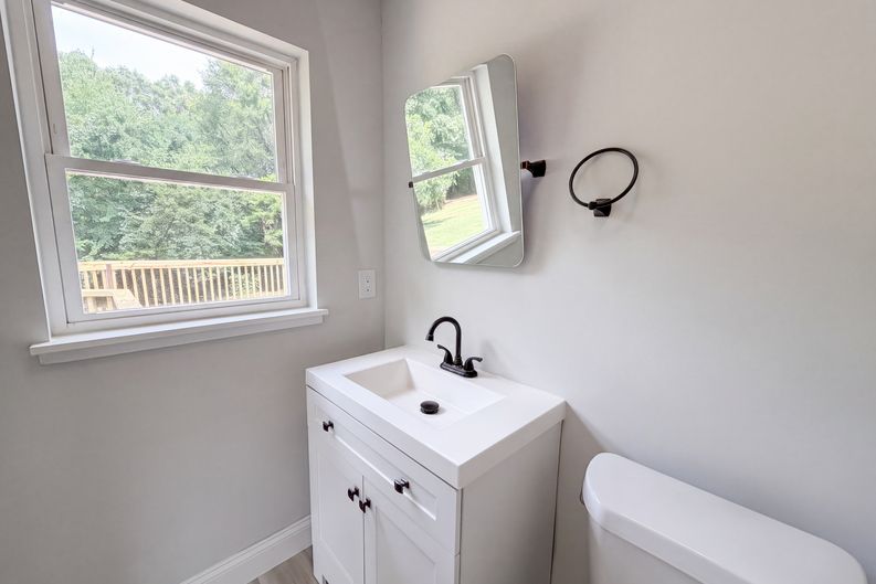 Photo 16 of 21 of 704 Morningside Dr, Mount Holly, NC