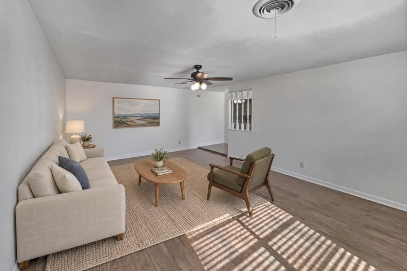 Photo 3 of 18 of 1105 E 17th St, Georgetown, TX