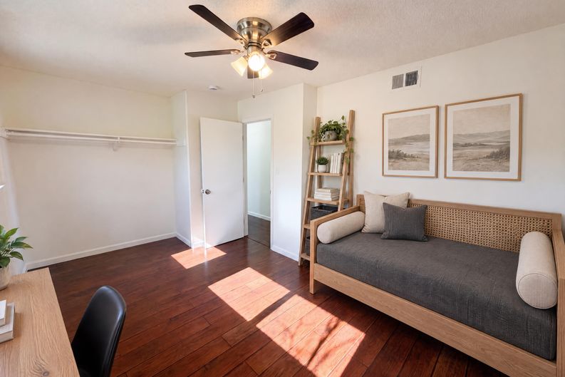 Photo 4 of 39 of 4948 Dewey Dr, Fair Oaks, CA