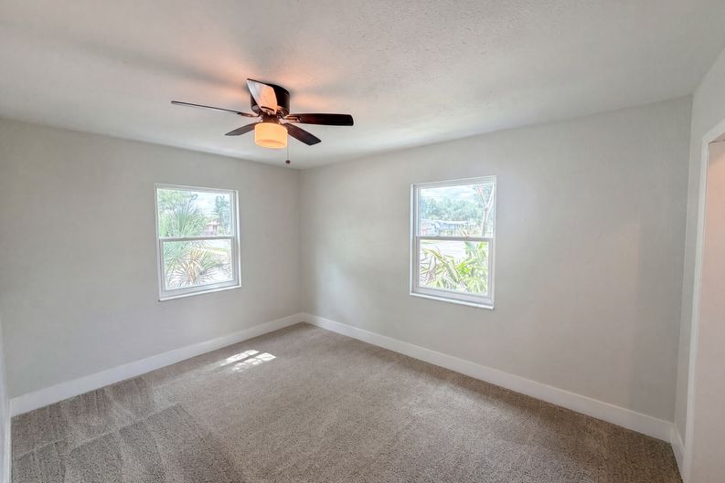 Photo 4 of 21 of 2596 38th Ave N, Saint Petersburg, FL