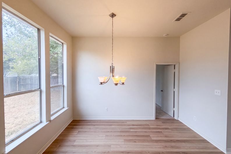 Photo 8 of 20 of 825 Dixon Ln, Denton, TX