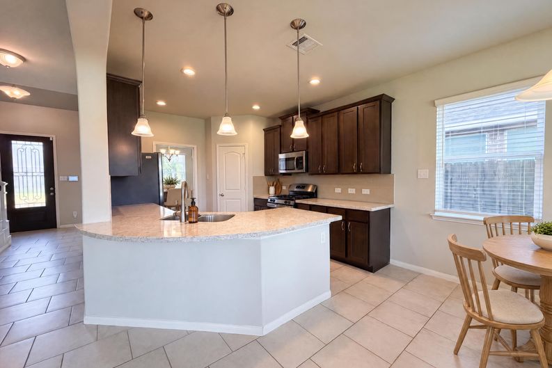 Photo 10 of 22 of 222 Ashley Way, Alvin, TX