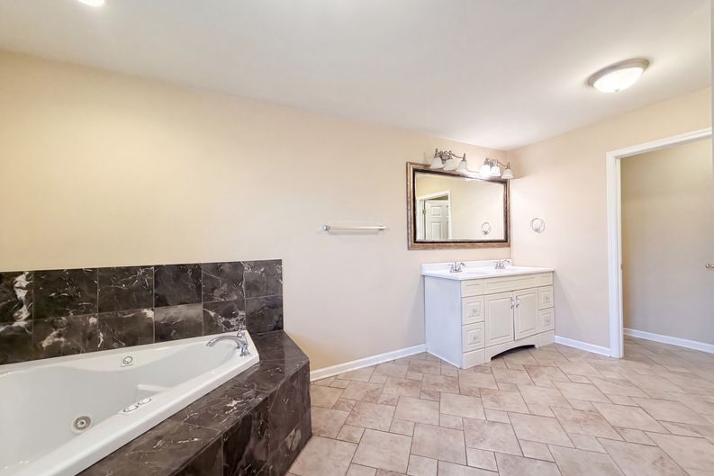 Photo 14 of 21 of 1580 W Cloaninger Ave, Statesville, NC