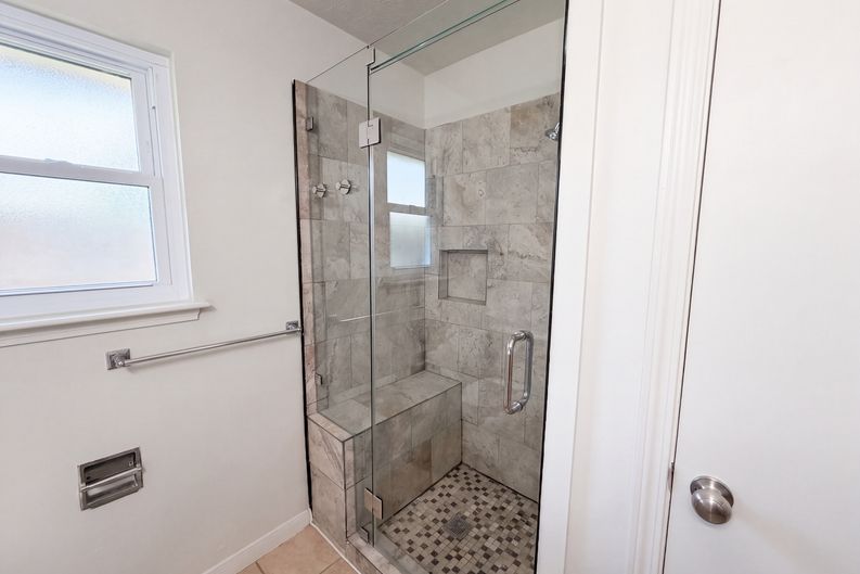 Photo 16 of 19 of 609 Heather Ln, Friendswood, TX
