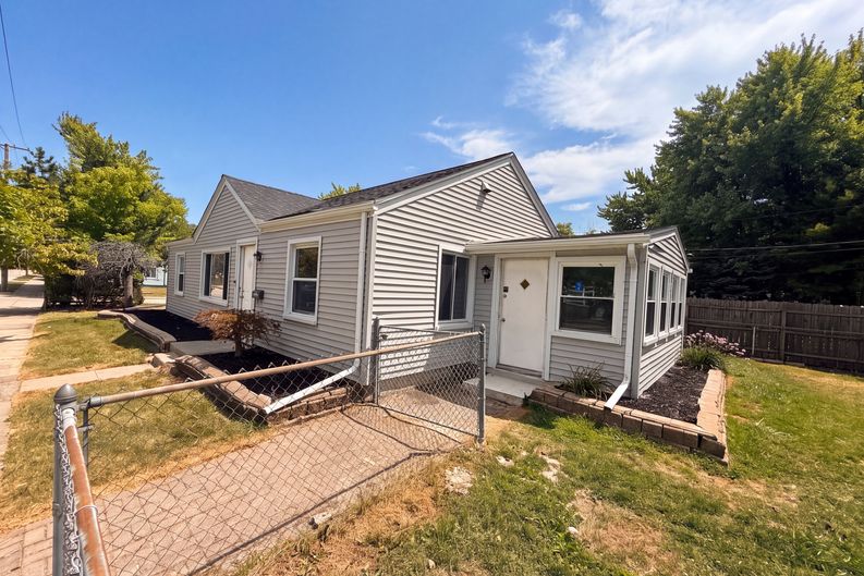 Photo 13 of 16 of 26375 Normandy St, Roseville, MI