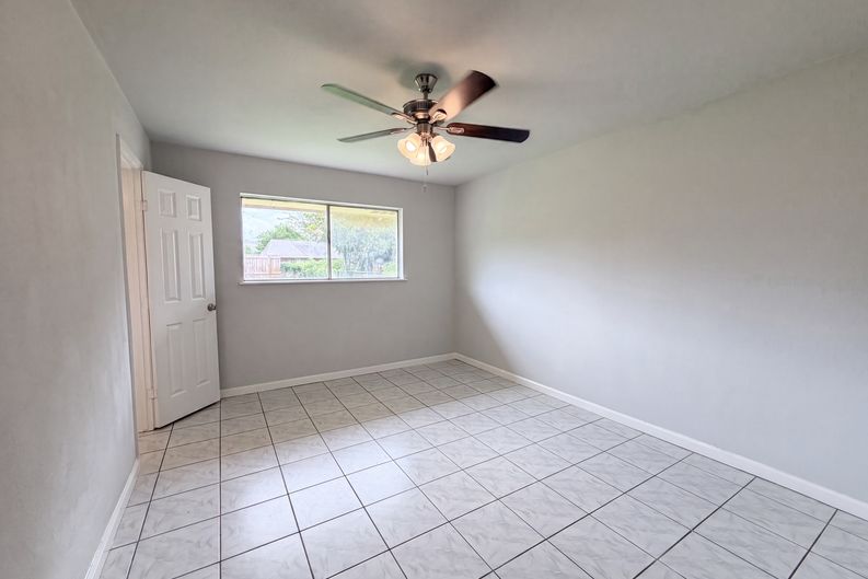 Photo 13 of 18 of 12510 Daventry Ln, Houston, TX