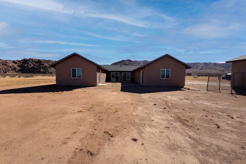 Photo 5 of 19 of 14100 Nightshade Rd, Apple Valley, CA