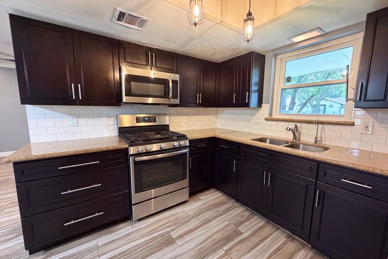Photo 7 of 21 of 9314 Deanwood St, Houston, TX