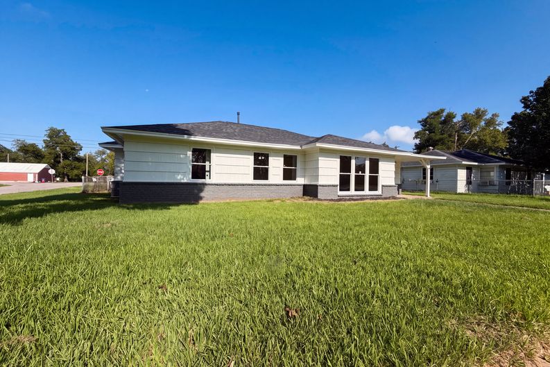 Photo 15 of 17 of 118 S Ringgold St, West Columbia, TX