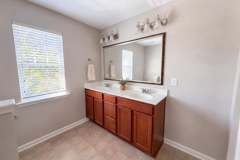 Photo 13 of 24 of 815 Parnell Ct, Columbia, SC