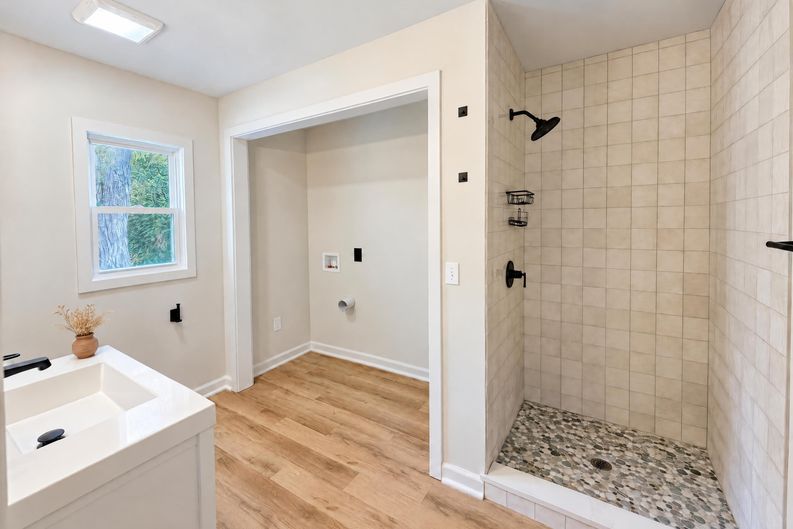 Photo 7 of 17 of 5825 Hadley St, Mission, KS