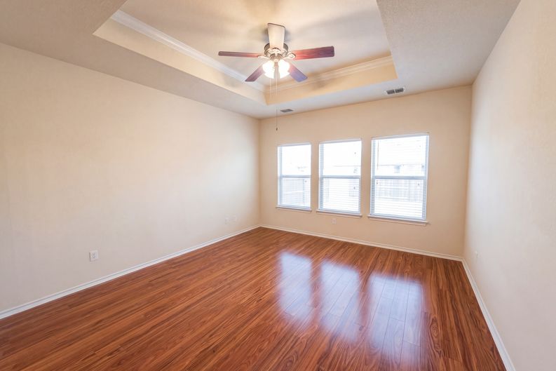 Photo 4 of 20 of 9816 Mullins Crossing Dr, Fort Worth, TX