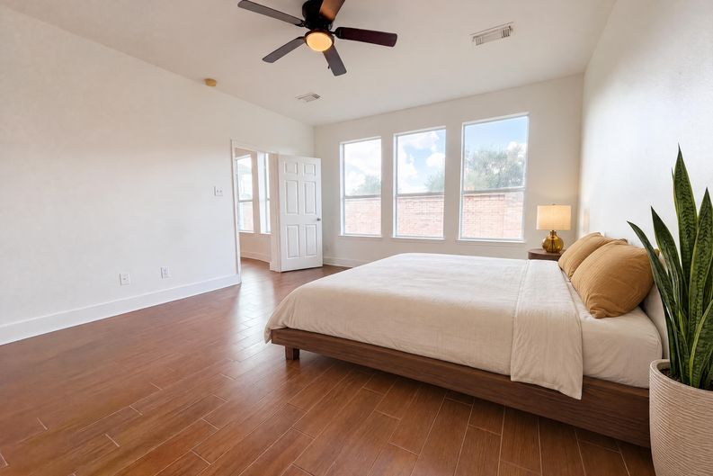 Photo 5 of 43 of 7618 Crescent Lake Ct, Rosenberg, TX