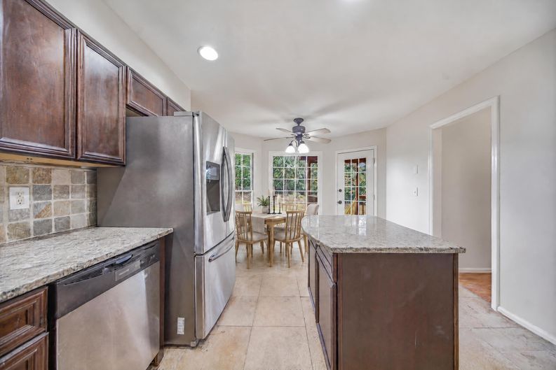 Photo 9 of 32 of 2690 Shadow Pine Dr, Roswell, GA