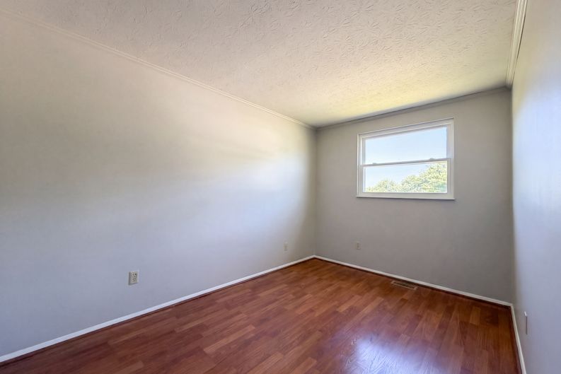 Photo 14 of 33 of 2891 Grosvenor Dr, Cincinnati, OH