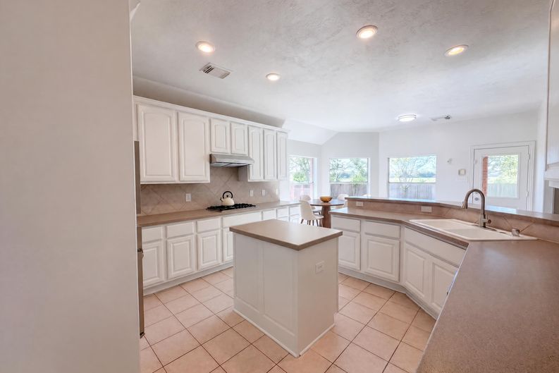 Photo 13 of 31 of 3307 Wolf Ct, Pearland, TX