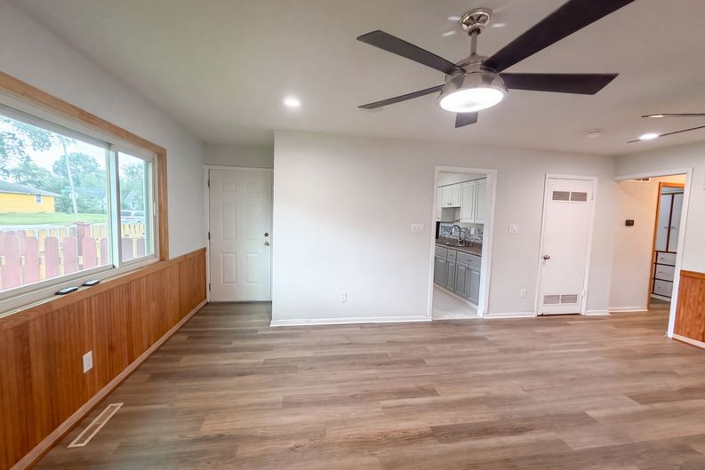 Photo 10 of 26 of 2221 Myrtle Ave, Columbus, OH