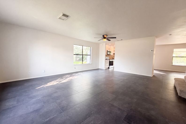 Photo 8 of 16 of 6800 Rebel Grove Dr, Converse, TX