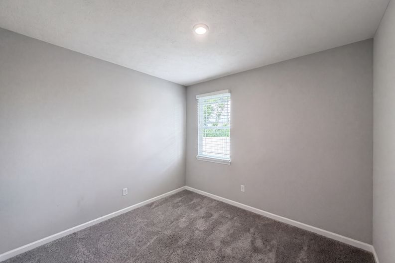Photo 12 of 19 of 1671 Fairmount Dr, Greenfield, IN