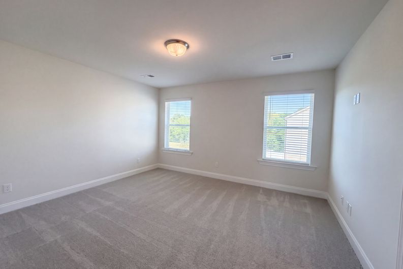 Photo 13 of 21 of 952 Oak Ridge Ln, Columbia, TN
