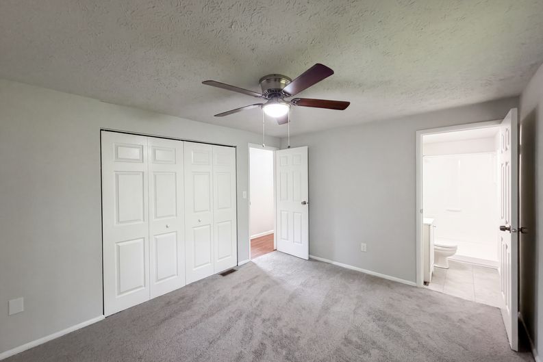 Photo 4 of 18 of 918 Bremerton Dr, Indianapolis, IN