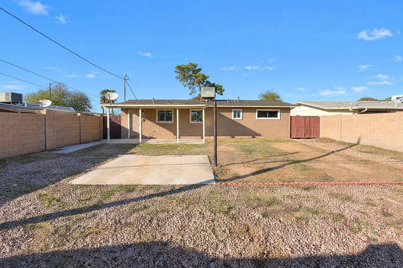 Photo 4 of 21 of 2221 W Altadena Ave, Phoenix, AZ