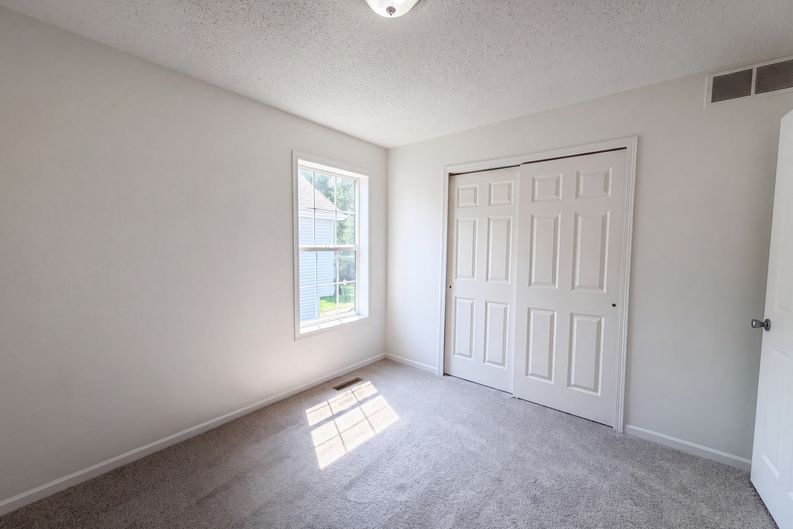 Photo 14 of 20 of 7476 Hampton Ln, Shakopee, MN
