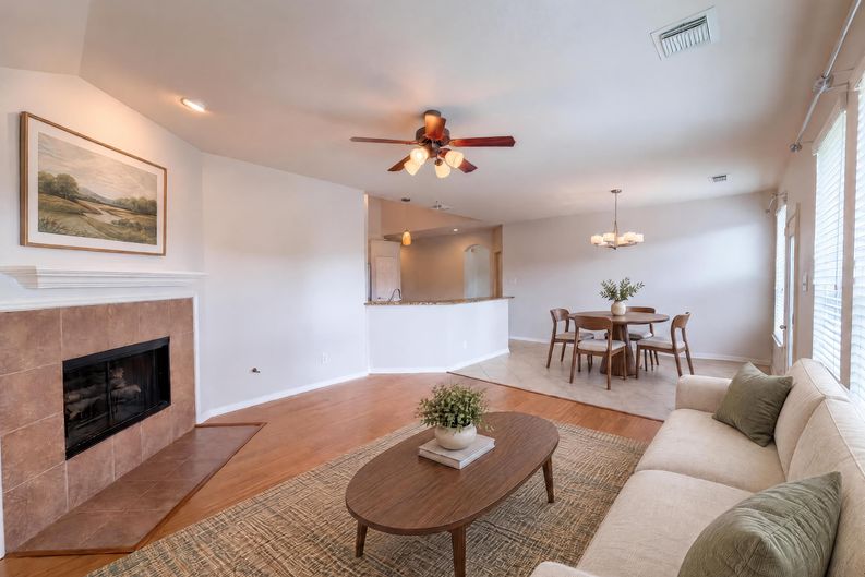 Photo 13 of 41 of 11810 White Water Bay Dr, Pearland, TX