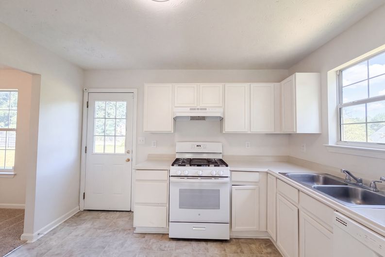 Photo 7 of 24 of 5721 Blackberry Row, Ellenwood, GA
