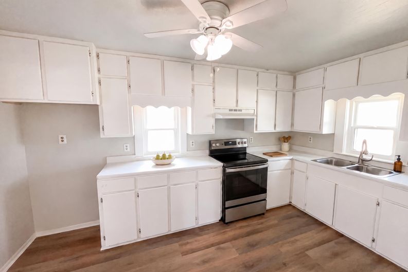 Photo 8 of 17 of 725 Kelly St, Poteet, TX